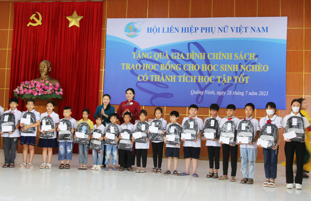Chủ tịch Hội Liên hiệp phụ nữ Việt Nam và Phó Chủ tịch TT HĐND tỉnh tặng quà các gia đình chính sách và trao học bổng cho học sinh nghèo có thành tích học tập tốt trên địa bàn TP Hạ Long.