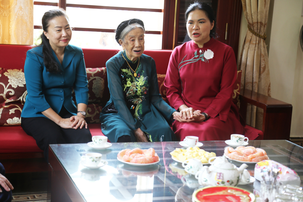 Đồng chí Hà Thị Nga, Ủy viên TW Đảng, Chủ tịch Hội Liên hiệp phụ nữ Việt Nam thăm, tặng quà Mẹ Việt Nam Anh hùng tại phường Hoành Bồ.