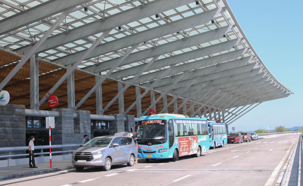 Hình ảnh xe bus và các xe cá nhân đỗ tại ga đi sân bay quốc tế Vân Đồn