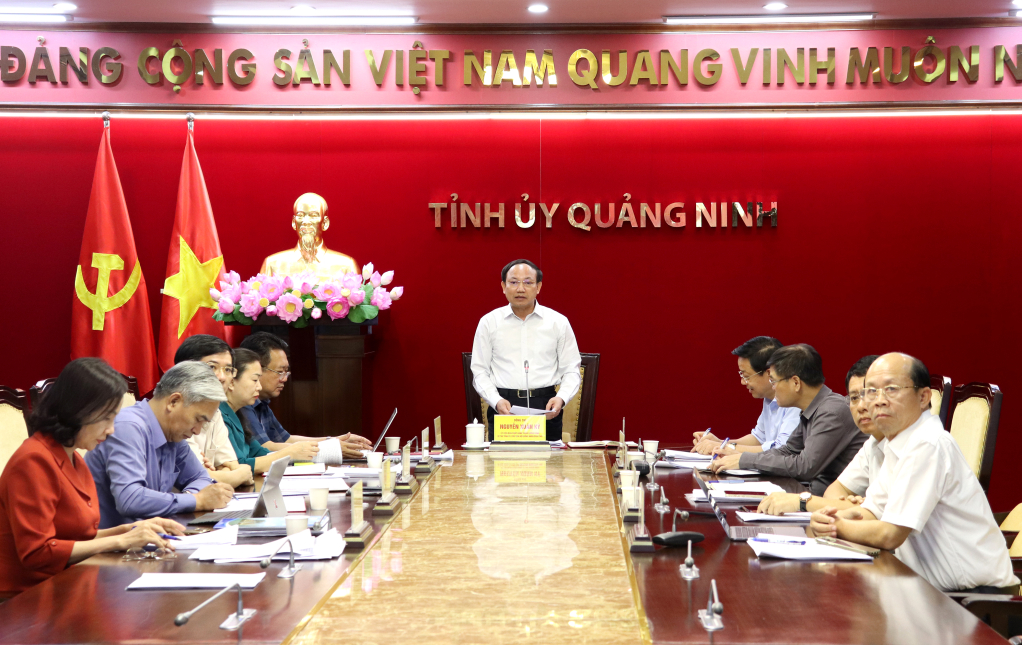 Đồng chí Nguyễn Xuân Ký, Ủy viên Trung ương Đảng, Bí thư Tỉnh ủy, Chủ tịch HĐND tỉnh, phát biểu tại buổi giao bao.
