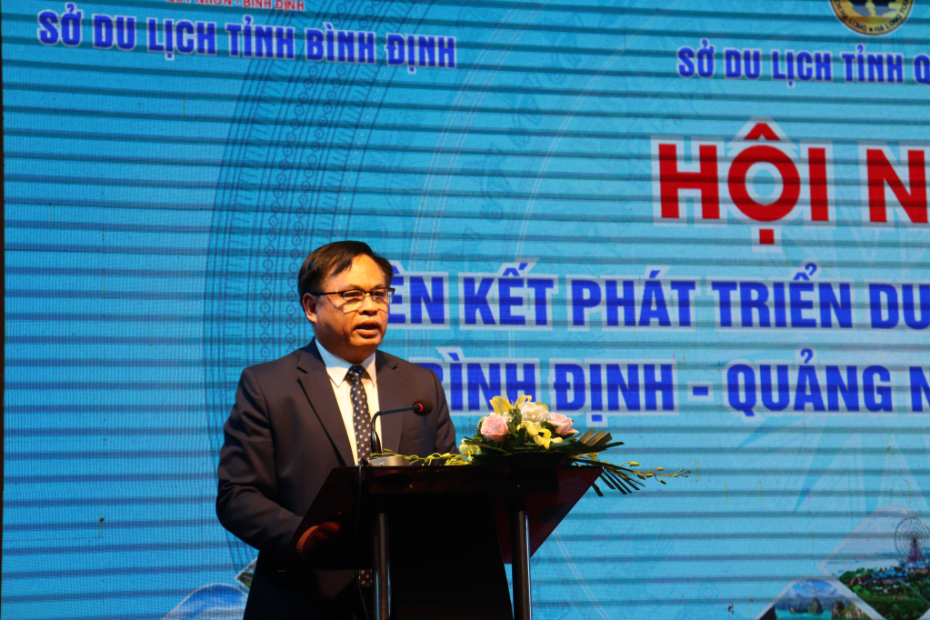 Lãnh đạo Sở Du lịch Quảng Ninh giới thiệu tiềm năng, thế mạnh du lịch của tỉnh. 