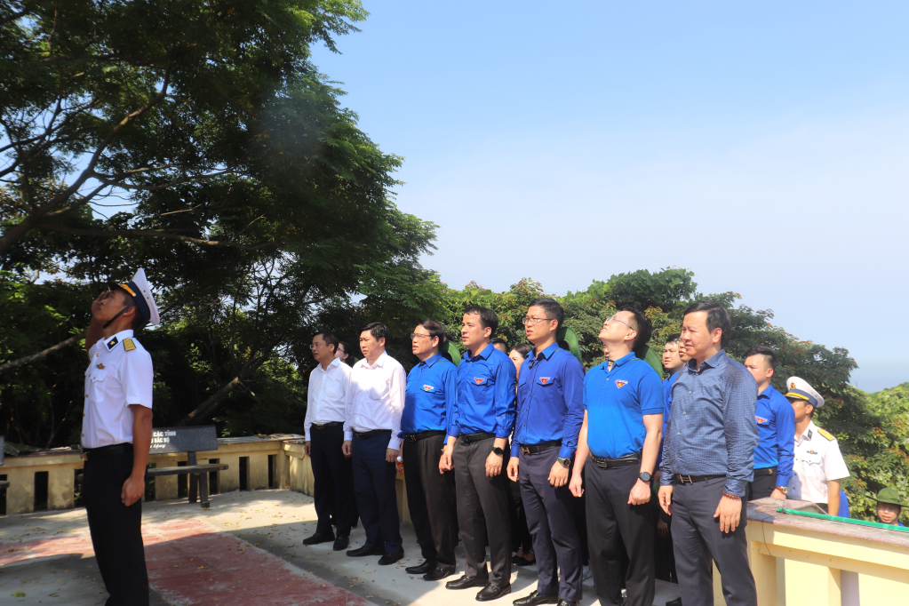 Lễ Chào cờ tại Cột cờ Tổ quốc trên Đảo Trần.