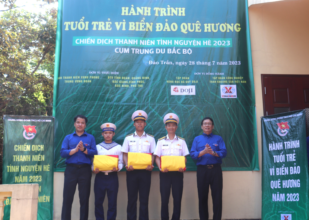 Trao tặng cờ Tổ quốc cho cán bộ, chiến sỹ công tác tại Trạm Radar 480 