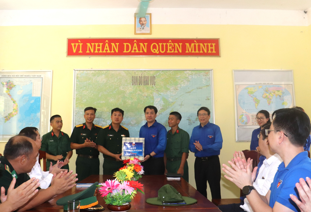 Tặng quà cho các chiến sỹ Tiểu đoàn Bộ đội Đảo Trần