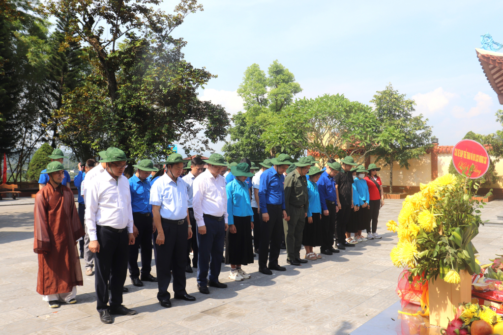 Đoàn công tác Dâng hương tại Đài tưởng niệm các anh hùng liệt sĩ Pò Hèn (xã Hải Sơn, TP Móng Cái)