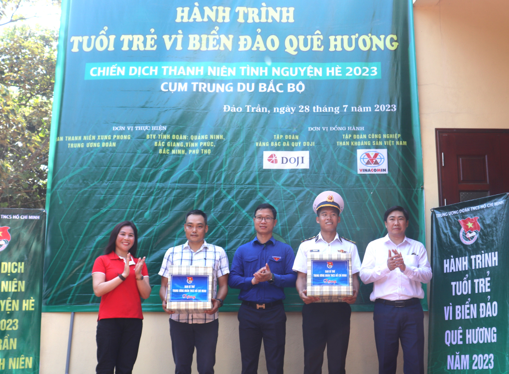 Tặng quà động viên lực lượng vũ trang trên Đảo Trần.