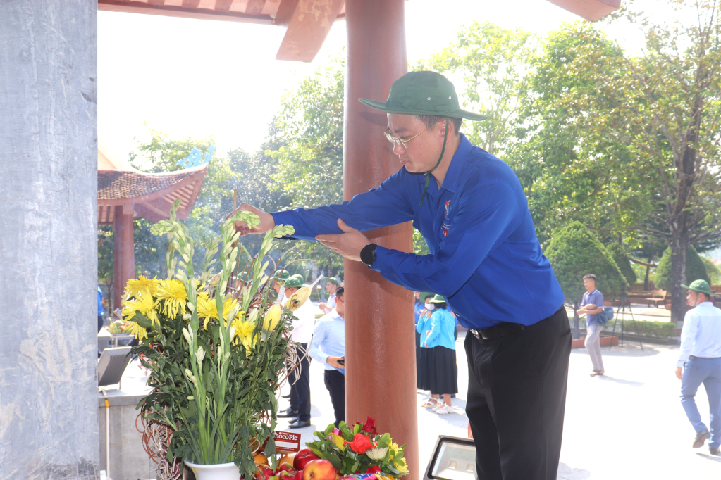 Đồng chí Hoàng Văn Hải, Bí thư Tỉnh đoàn Quảng Ninh thắp hương tri ân tại Đài tưởng niệm các anh hùng liệt sĩ Pò Hèn.