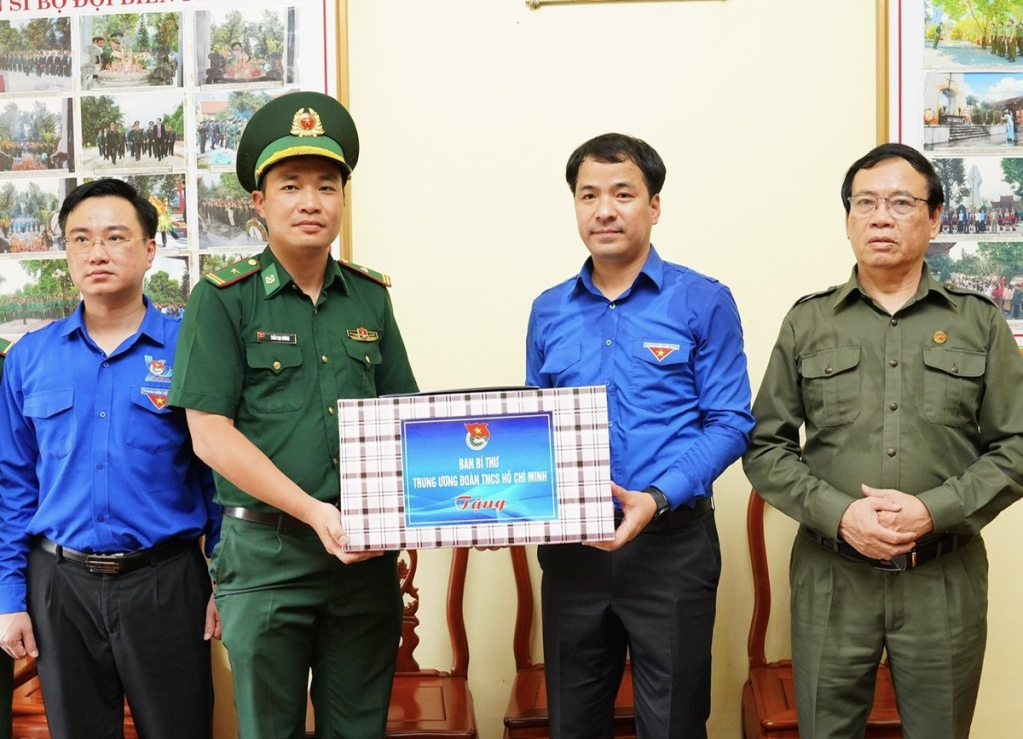 Đoàn công tác tặng quà cho Đồn Biên phòng Pò Hèn