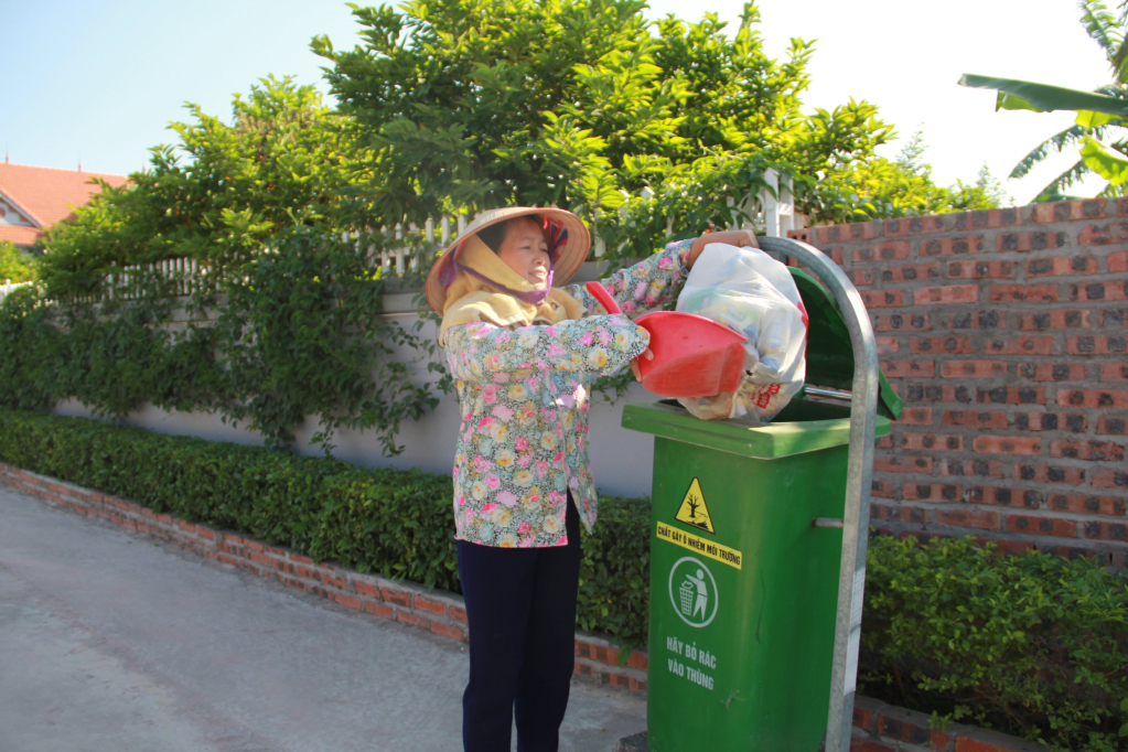 Người dân Đông Triều đổ rác thải đúng nơi quy định, đảm bảo vệ sinh môi trường. Ảnh: Thanh Hằng