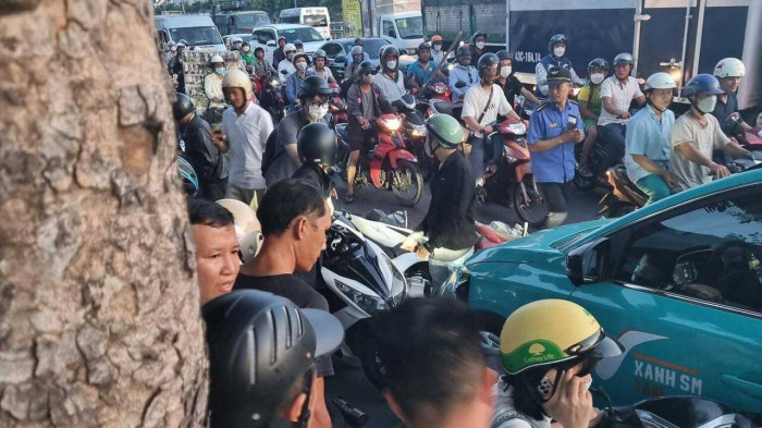 Taxi đâm hàng loạt xe máy đang dừng đèn đỏ ở Đà Nẵng 2