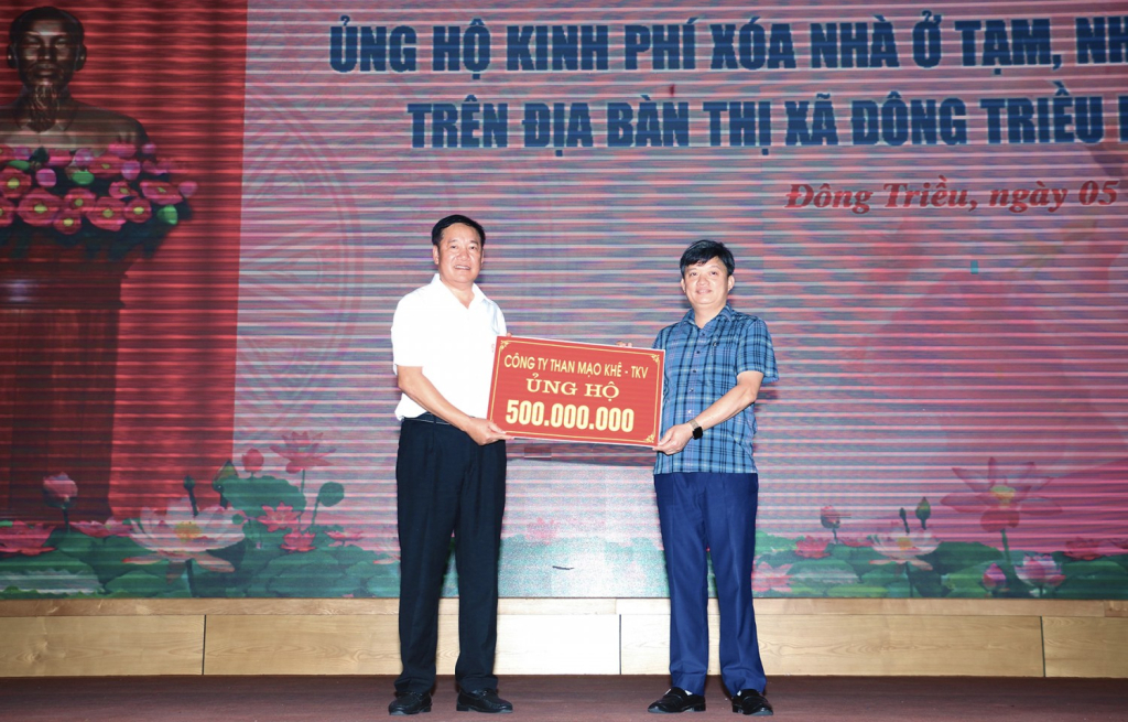 Công ty Than Mạo Khê ủng hộ tại lễ phát động ủng hộ kinh phí xóa nhà ở tạm, nhà ở dột nát trên địa bàn thị xã năm 2023.