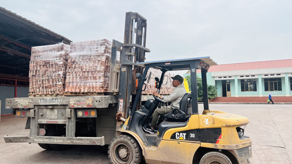 Thị xã luôn quan tâm giải quyết việc làm cho người lao động (Ảnh: Sản xuất tại Công ty CP Tập đoàn Hoàng Hà).