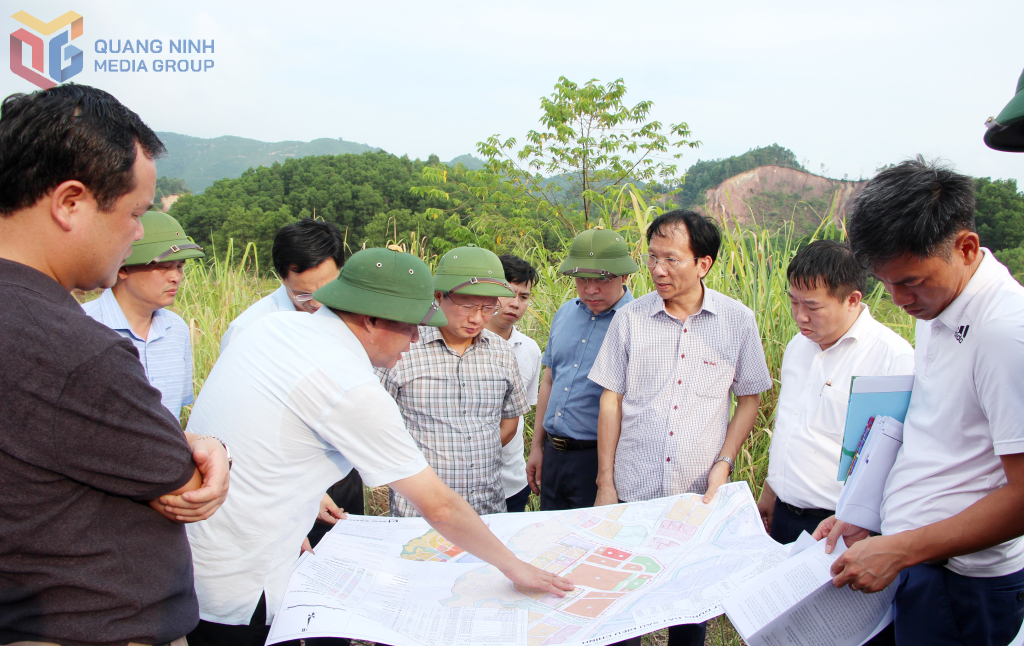 Lãnh đạo huyện Vân Đồn báo cáo Quy hoạch đầu tư xây dựng Trung tâm hành chính KKT Vân Đồn. Ảnh: Mạnh Trường 