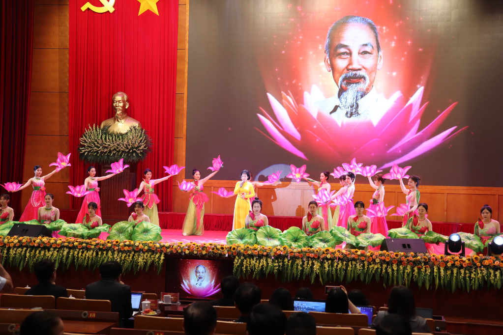Quảng Ninh tổ chức thành công cuộc thi “Học và làm theo tư tưởng, đạo đức, phong cách Hồ Chí Minh – khơi dậy khát vọng xây dựng tỉnh Quảng Ninh trở thành tỉnh kiểu mẫu giàu đẹp, văn minh, hiện đại”.