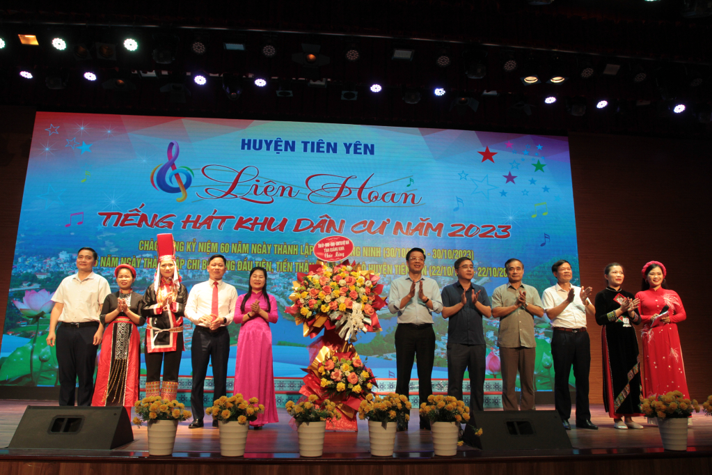Đồng chí Nguyễn Văn Hồi, Ủy viên Ban Thường vụ Tỉnh ủy, Trưởng Ban Dân vận Tỉnh ủy, Chủ tịch Ủy ban MTTQ tỉnh, tặng hoa chúc mừng liên hoan.