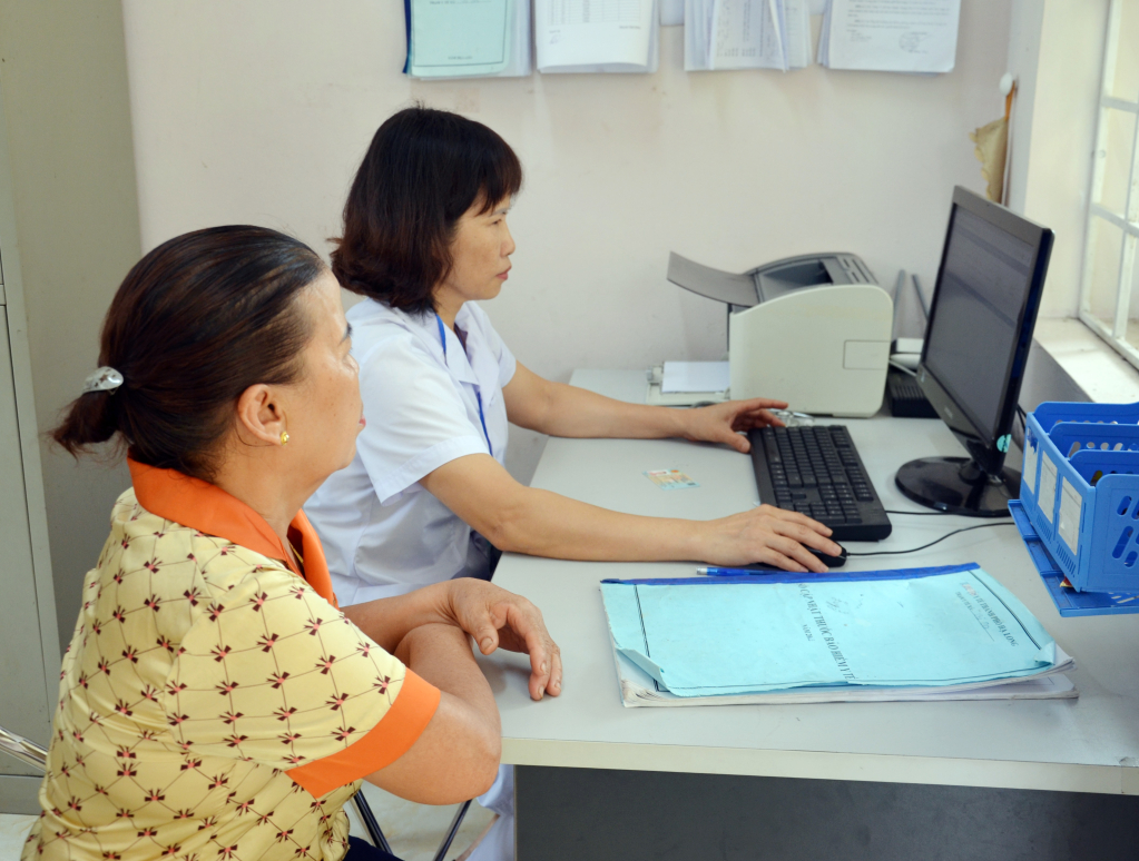 Có thẻ BHYT trong tay, hàng tháng bà Đỗ Thị Mỳ ở thôn Chợ (xã Vũ Oai, TP Hạ Long) đến Trạm y tế xã Vũ Oai để thăm khám và điều trị bệnh.