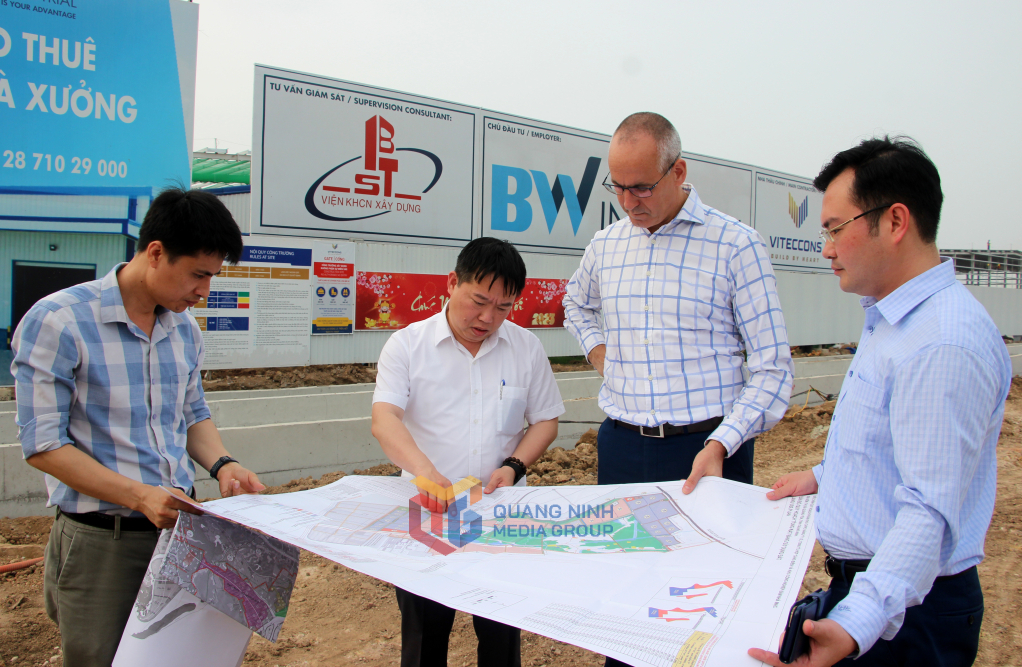 Lãnh đạo Ban Quản lý KKT tỉnh trực tiếp tháo gỡ khó khăn cho nhà đầu tư tại KCN Bắc Tiền Phong (TX Quảng Yên). Ảnh: Mạnh Trường