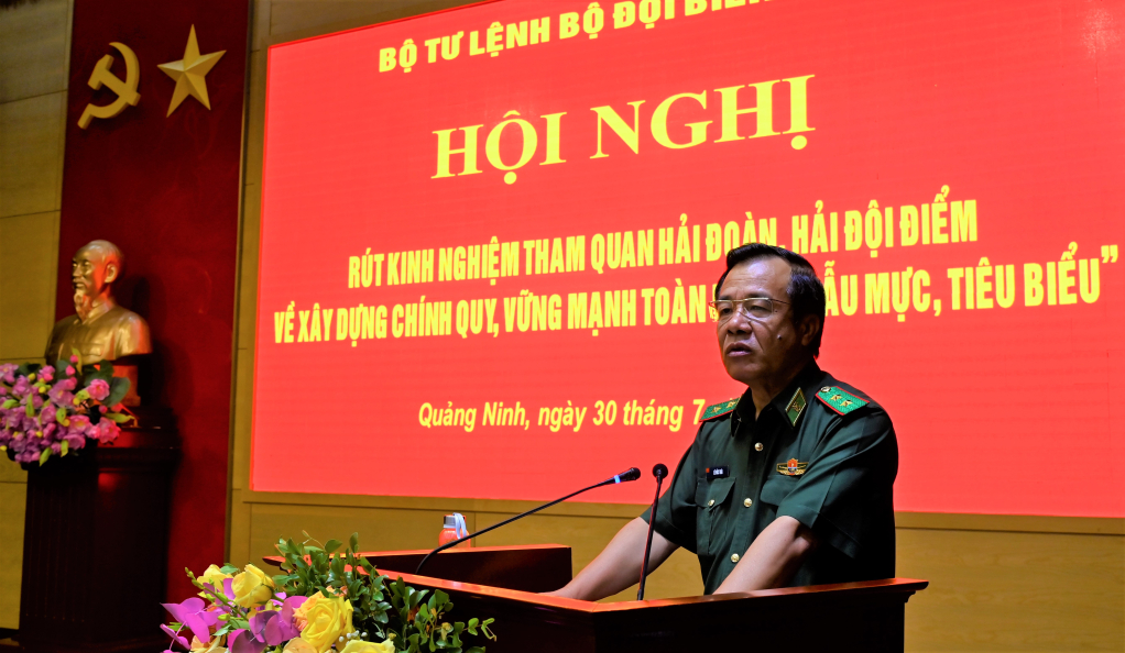 Trung tướng Lê Đức Thái, Ủy viên Trung ương Đảng, Tư lệnh Bộ đội Biên phòng chủ trì hội nghị.