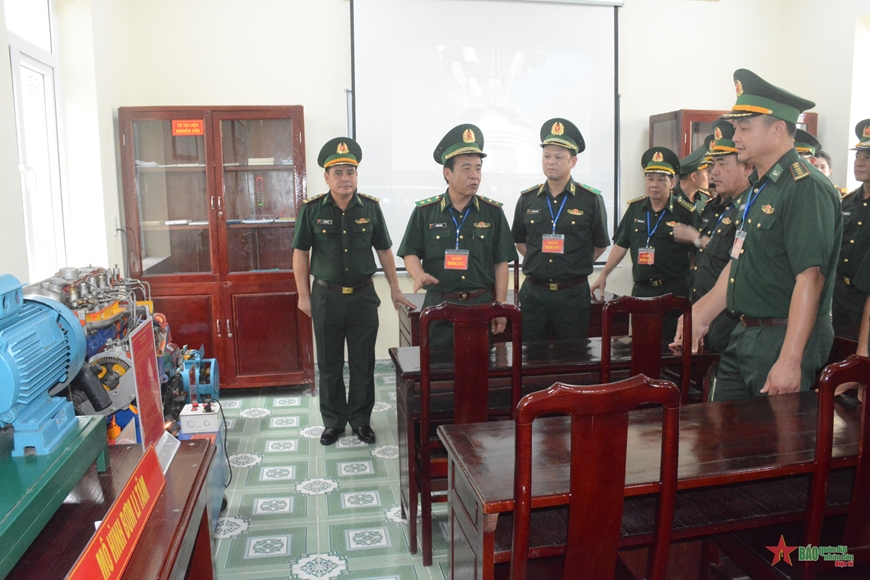 Đoàn công tác và các đại biểu tham quan các mô hình huấn luyện tại Hải đội 2, BĐBP Quảng Ninh. 