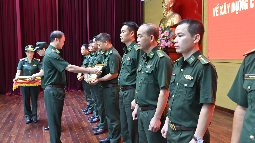 Thiếu tướng Nguyễn Anh Tuấn, Chính uỷ Bộ Tư lệnh BĐBP tặng bằng khen cho các cá nhân có nhiều thành tích trong xây dựng đơn vị chính quy, vững mạnh toàn diện, “mẫu mực, tiêu biểu”.