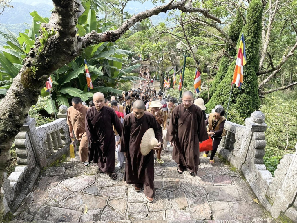 Hàng ngàn sinh viên, thanh thiếu niên hành hương lên núi Yên Tử