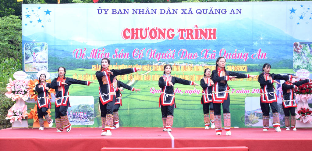 Đội dân vũ xã Quảng An trong Chương trình về miền Sán Cố Dao xã Quảng An