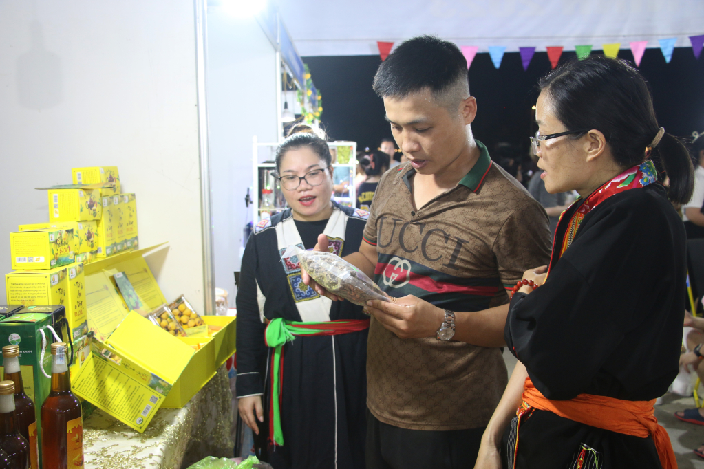 Du khách tìm hiểu về sản phẩm OCOP Trà hoa vàng của huyện Ba Chẽ.