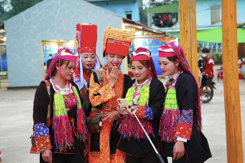 Phần lớn người dân ở xã vùng cao Hà Lâu, huyện Tiên Yên được tiếp cận với điện thoại thông minh