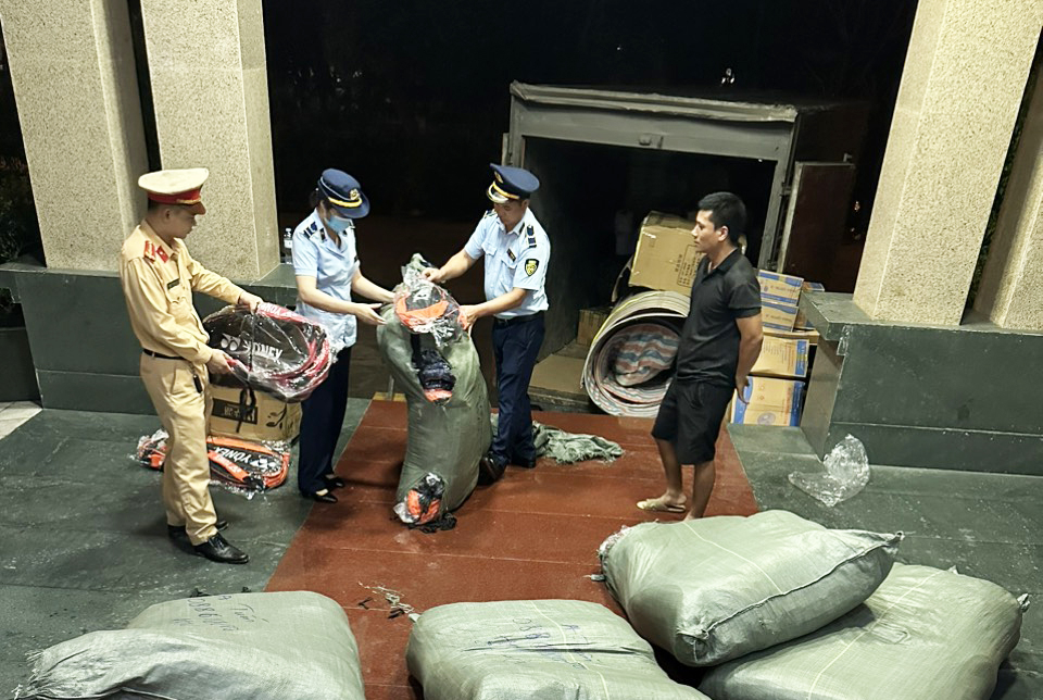 Đội Quản lý thị trường số 1, phát hiện và thu giữ số lượng lớn hàng hóa giả mạo nhãn hiệu tại địa bàn TP Hạ Long.