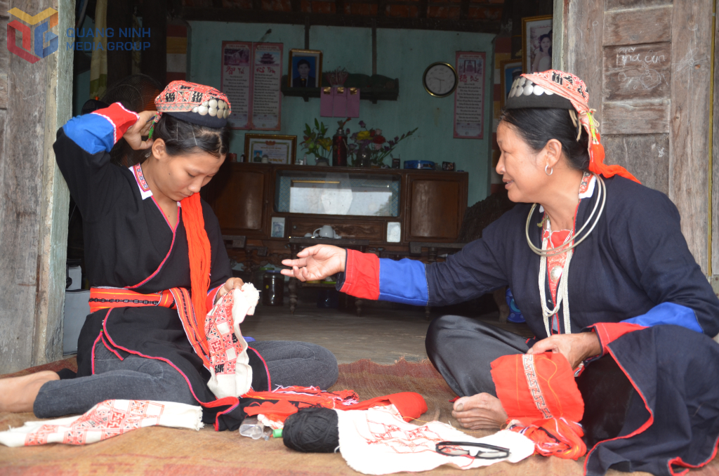 Nghệ nhân người Dao xã Bằng Cả, TP Hạ Long dạy con kỹ thuật thêu thùa.