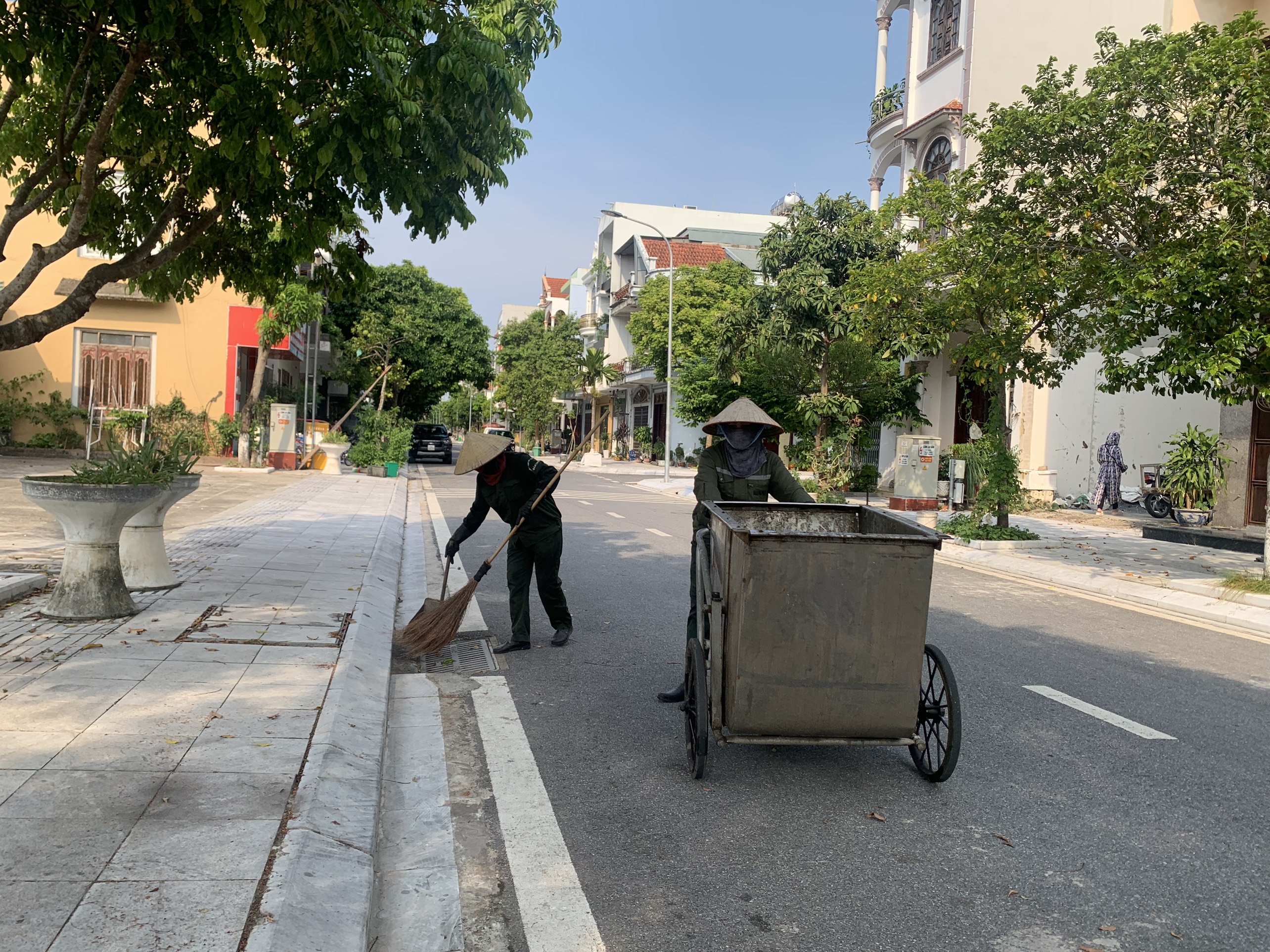 Công nhân thu gom rác tại  khu phố Nguyễn Du, thị trấn Quảng Hà, huyện Hải Hà.