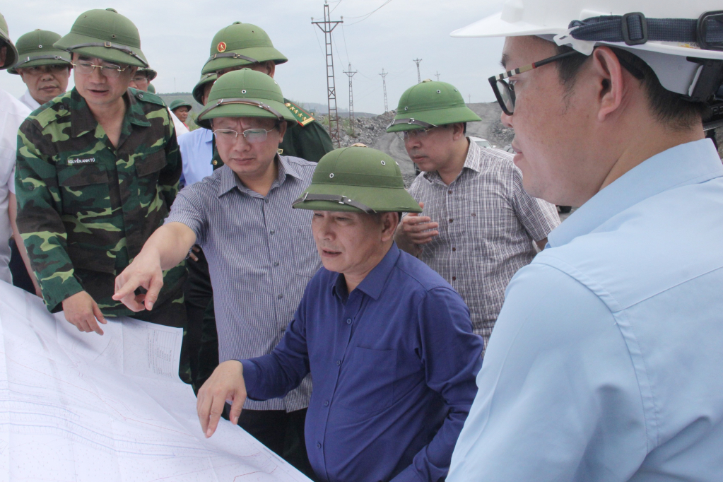 Đồng chí Cao Tường Huy, Quyền Chủ tịch UBND tỉnh kiểm tra tại các vị trí bãi thải mỏ thuộc TKV tại địa bàn TP Cẩm Phả. Ảnh: Đỗ Phương