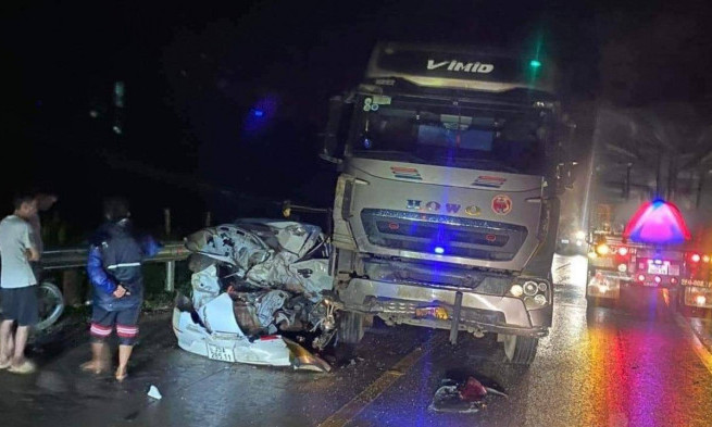 Tai nạn trong đêm trên QL6, ô tô con bẹp dúm sau va chạm với xe đầu kéo