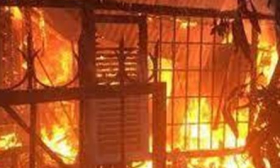 Hòa Bình: Mâu thuẫn với vợ, chồng đốt nhà khiến 4 người thương vong