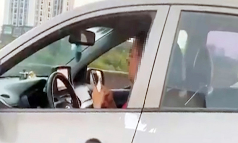 Tài xế buông 2 tay, 'dán mắt' vào điện thoại khi lái ô tô trên đường