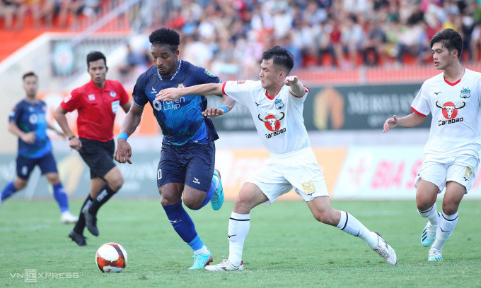 HAGL phải đua trụ hạng V-League