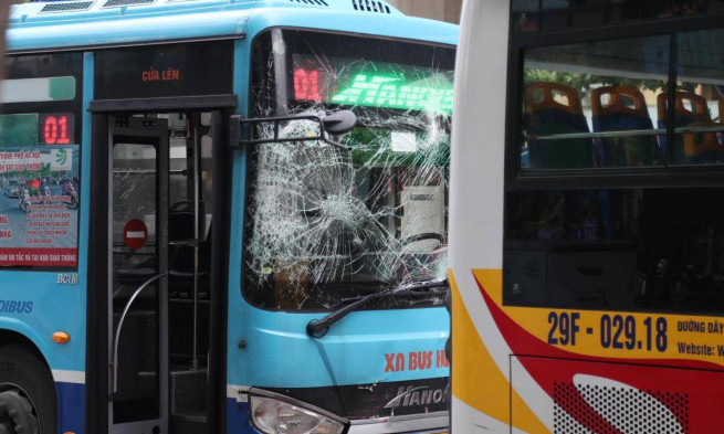 Ba xe buýt va chạm liên hoàn khi vào bến ở Hà Nội