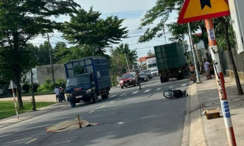 Người đàn ông đi xe máy bị kéo lê, tử vong sau va chạm xe container