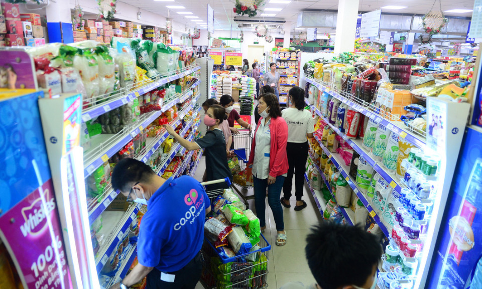 VAT giảm 2%, nhiều hàng hóa giảm giá mạnh