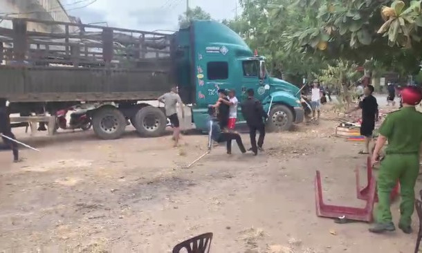 Hàng chục đối tượng lao vào hỗn chiến, bất chấp sự có mặt của công an