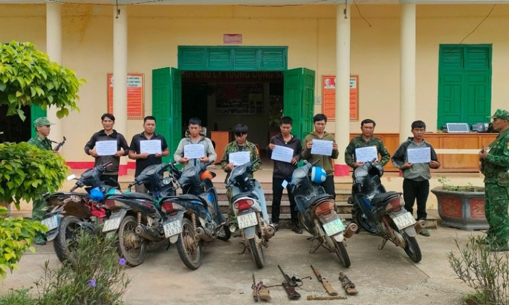 8 đối tượng mang súng tự chế lên biên giới săn thú