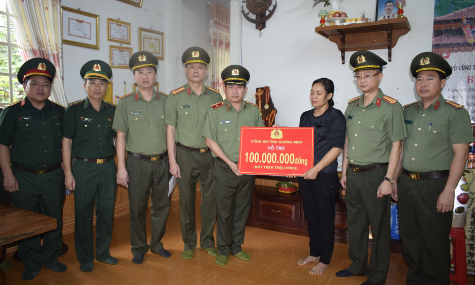 Đoàn LLVT tỉnh Quảng Ninh thăm hỏi gia đình liệt sĩ và cán bộ Công an bị thương tại Đắk Lắk