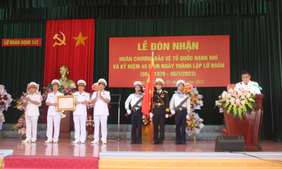 Lữ đoàn 147 (Quân chủng Hải quân) đón nhận Huân chương Bảo vệ Tổ quốc hạng Nhì