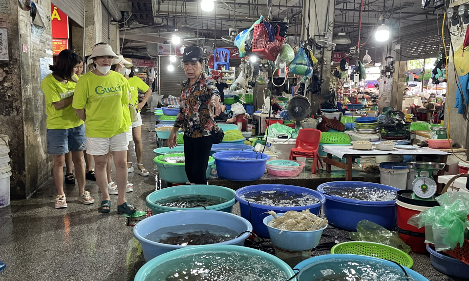 Giá hàng hóa thiết yếu cơ bản ổn định sau tăng lương cơ sở  