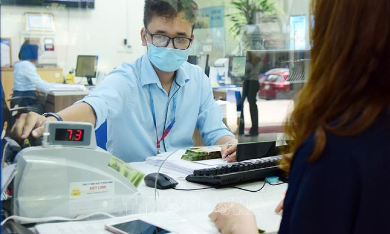 Lãi suất giảm nhanh, tiền gửi ngân hàng liệu có chuyển hướng?