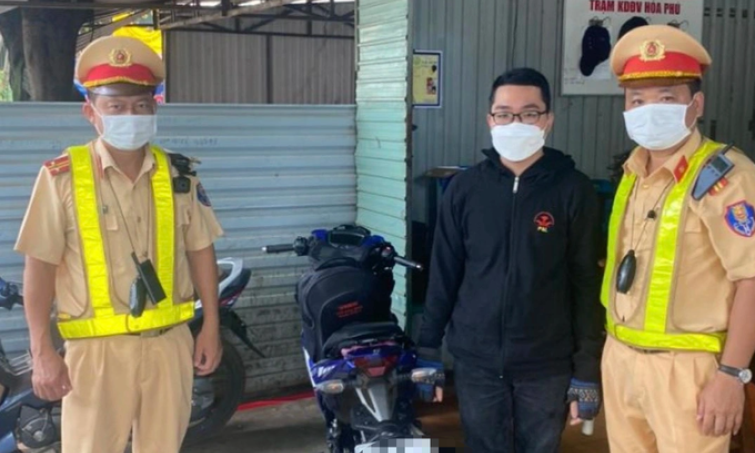 "Chế" giấy chứng minh công an nhân dân giả để đối phó CSGT