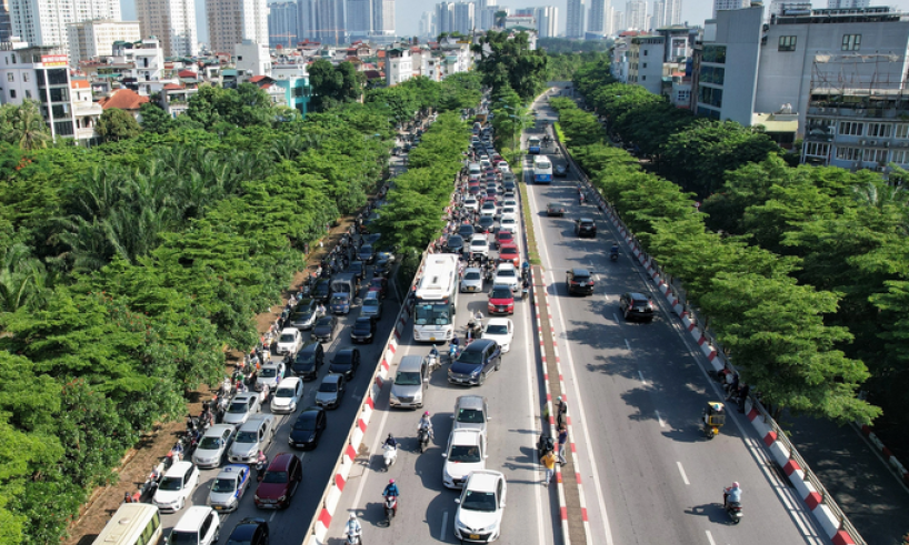 3 ô tô húc đuôi nhau, dòng xe "chôn chân" dưới nắng nóng