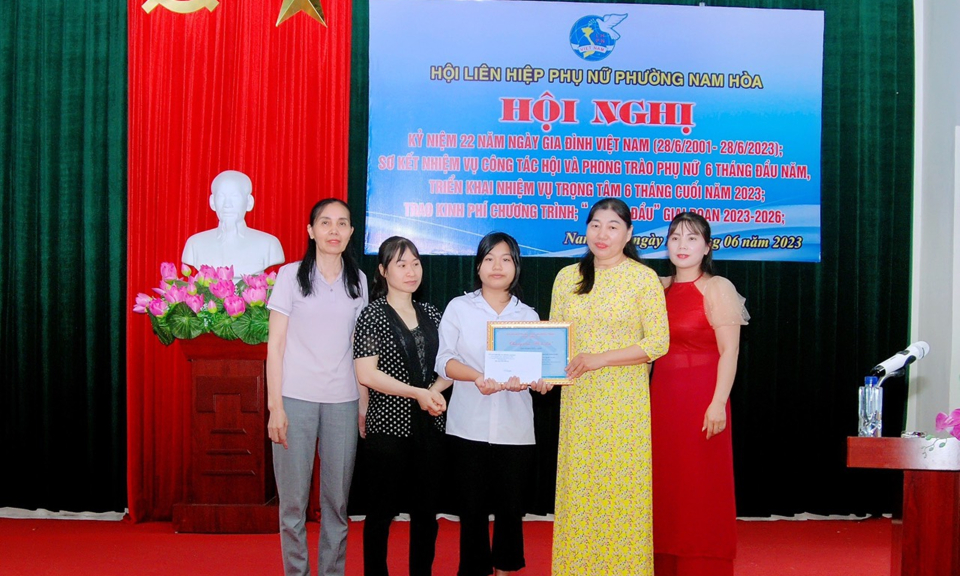 Chủ tịch hội hăng say công việc