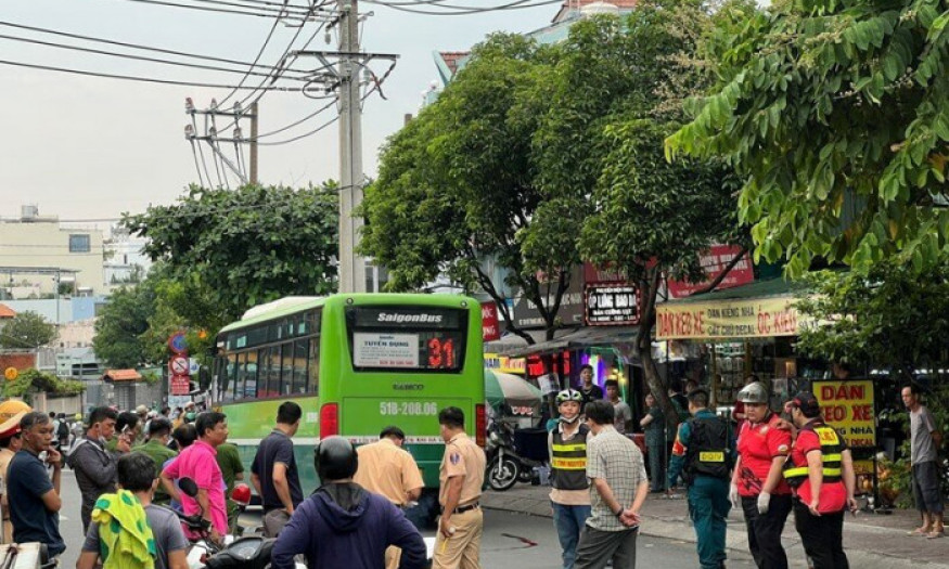 Xe máy va chạm xe buýt, thanh niên 19 tuổi tử vong thương tâm