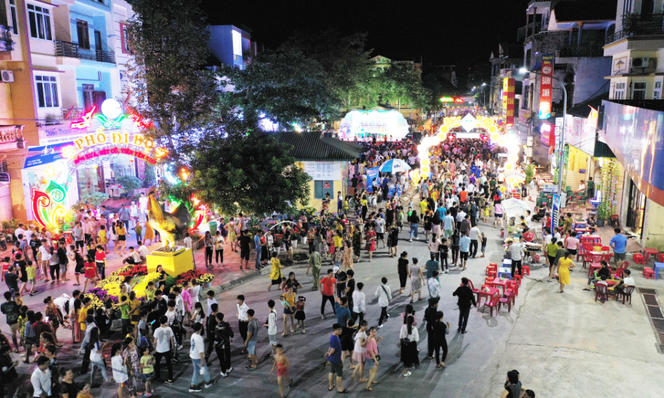 Tien Yen pedestrian street - walking in the ancient atmosphere